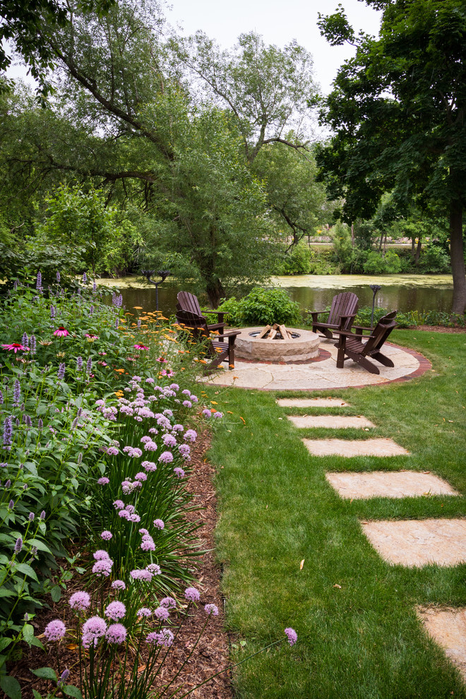 Пример оригинального дизайна: маленький летний участок и сад на заднем дворе в стиле рустика с местом для костра, полуденной тенью и покрытием из каменной брусчатки для на участке и в саду