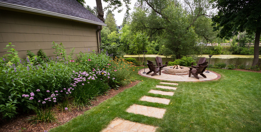 Idee per un piccolo giardino chic esposto a mezz'ombra dietro casa in estate con un focolare e pavimentazioni in pietra naturale