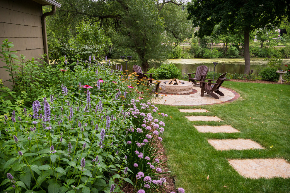 Ispirazione per un piccolo giardino chic esposto a mezz'ombra dietro casa in estate con un focolare e pavimentazioni in pietra naturale