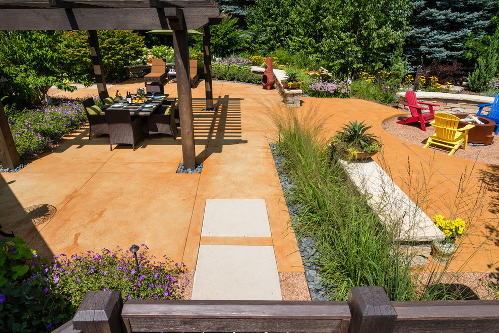 На фото: участок и сад среднего размера на заднем дворе в стиле фьюжн с мощением тротуарной плиткой и местом для костра