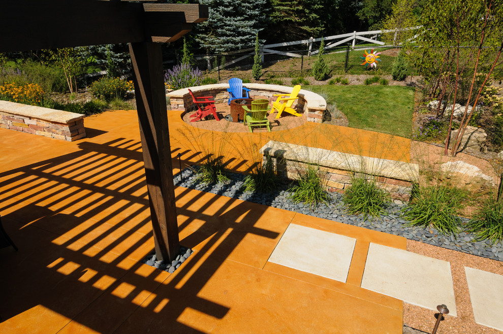 Cette image montre un jardin arrière sud-ouest américain de taille moyenne avec un foyer extérieur et des pavés en béton.
