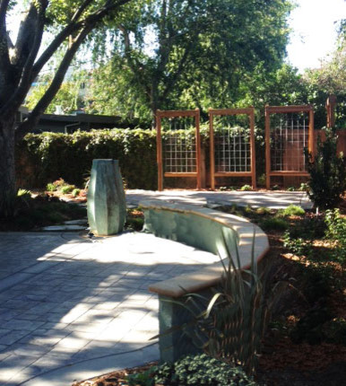 This is an example of a midcentury garden in Sacramento.