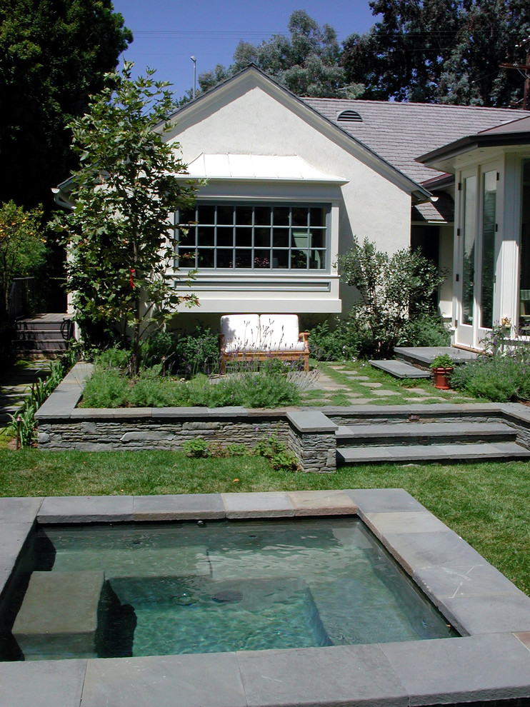 Klassischer Garten hinter dem Haus mit Natursteinplatten in Los Angeles
