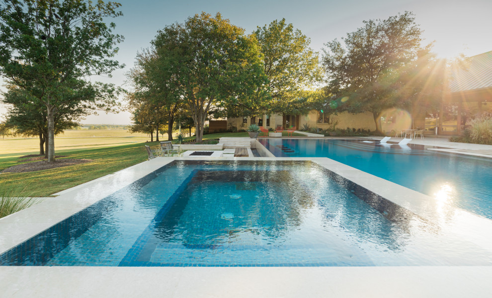 Modelo de piscina minimalista en patio trasero