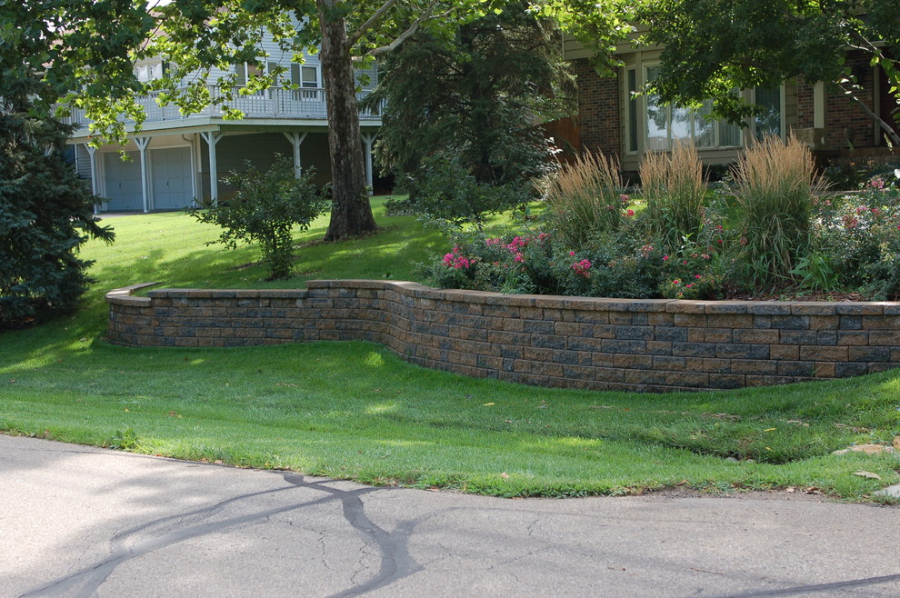 Inspiration for a large classic front garden in Other with a retaining wall.
