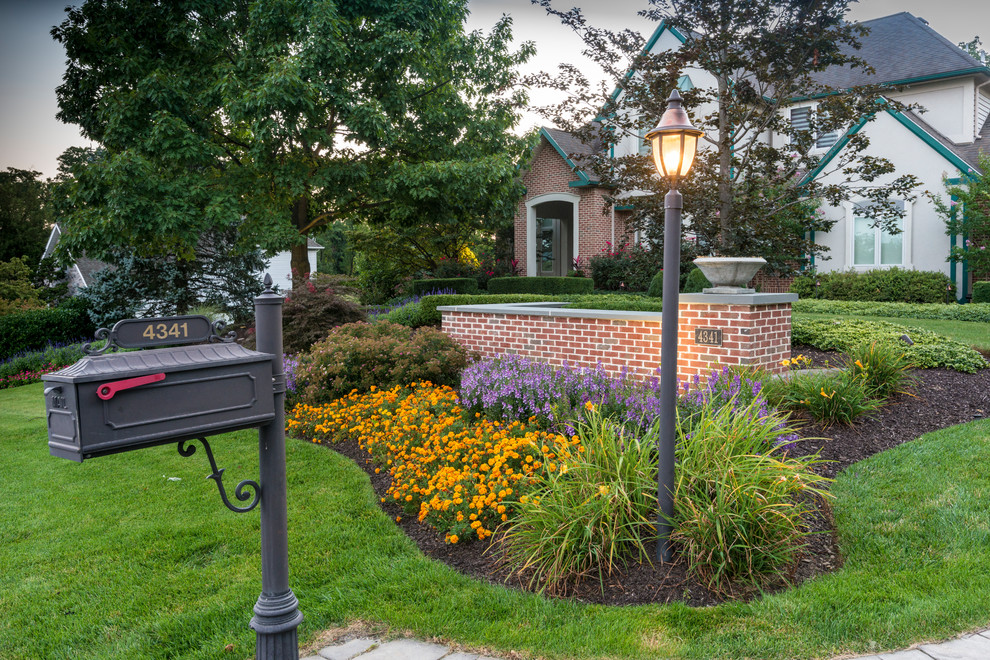 Пример оригинального дизайна: маленький солнечный, летний регулярный сад на переднем дворе в стиле лофт с садовой дорожкой или калиткой, хорошей освещенностью и мощением клинкерной брусчаткой для на участке и в саду