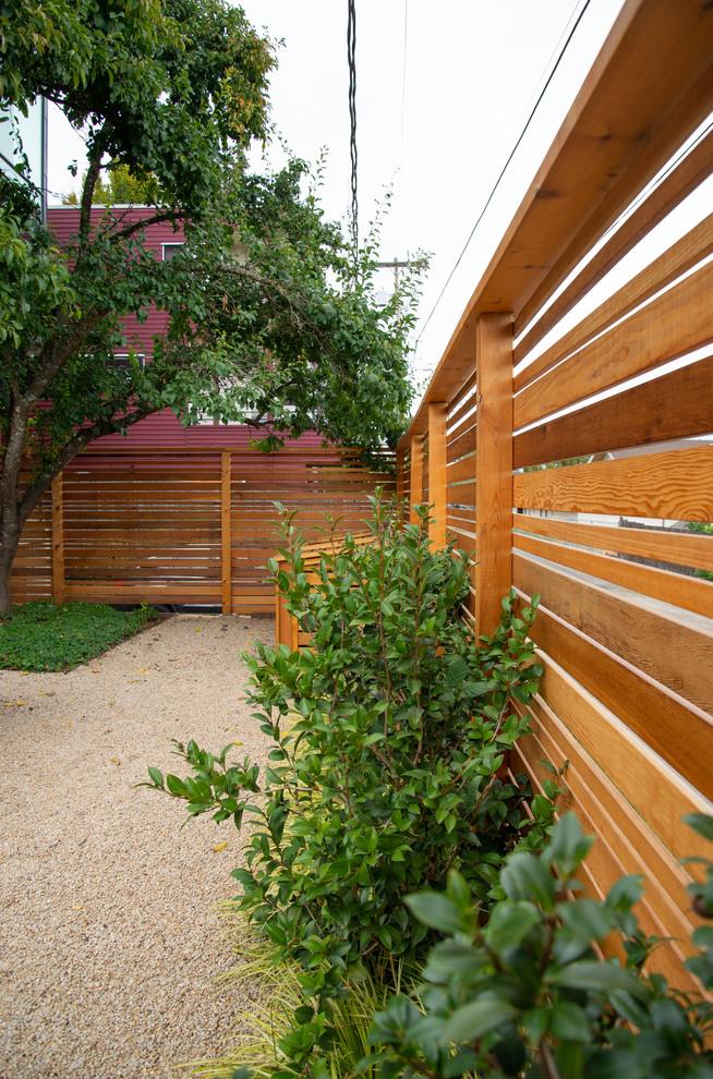 Idee per un giardino chic esposto a mezz'ombra di medie dimensioni e dietro casa con ghiaia