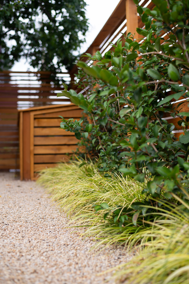 Inspiration pour un jardin arrière traditionnel de taille moyenne avec une exposition partiellement ombragée et des pavés en béton.