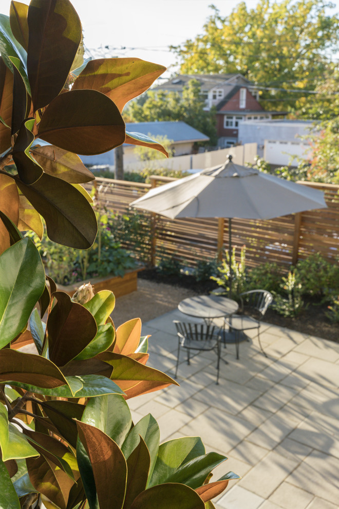 Immagine di un orto in giardino chic esposto in pieno sole di medie dimensioni e dietro casa con pavimentazioni in cemento