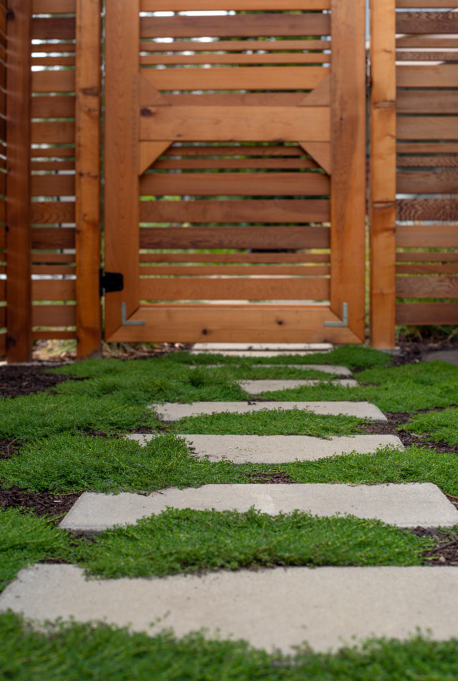 Mittelgroßer, Halbschattiger Klassischer Garten hinter dem Haus mit Natursteinplatten in Seattle