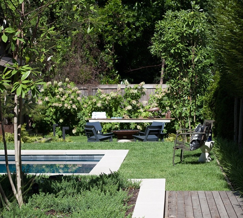 Ejemplo de jardín actual pequeño en verano en patio trasero con jardín francés, exposición total al sol y entablado
