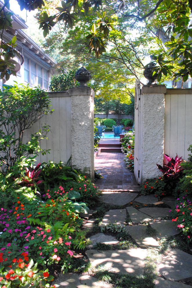Idée de décoration pour un petit jardin latéral tradition au printemps avec une exposition ombragée et des pavés en pierre naturelle.