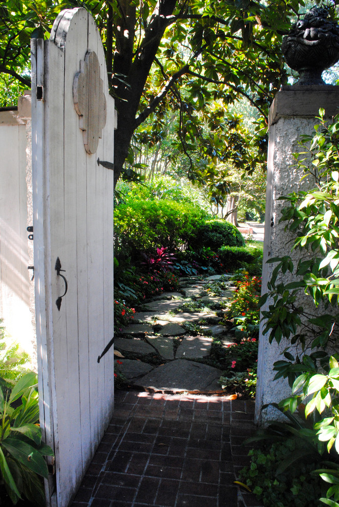 ナッシュビルにあるトラディショナルスタイルのおしゃれな庭の写真