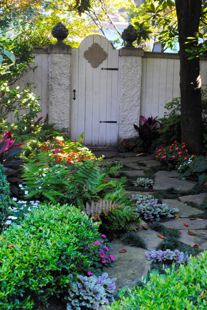 Пример оригинального дизайна: маленький тенистый, весенний участок и сад на боковом дворе в классическом стиле с садовой дорожкой или калиткой и покрытием из каменной брусчатки для на участке и в саду