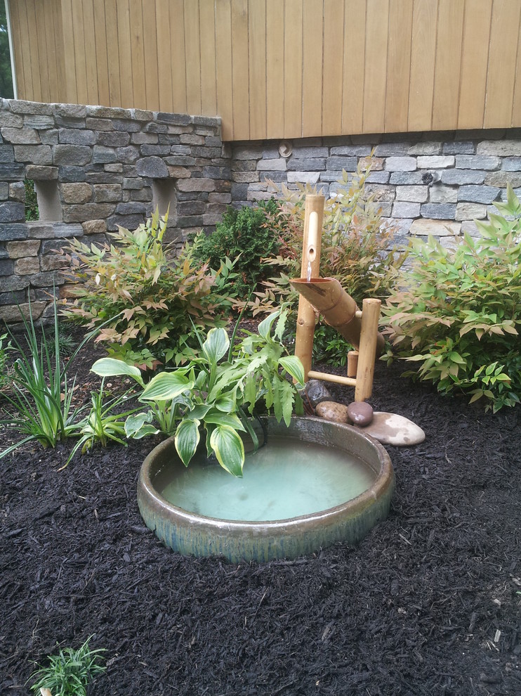 Стильный дизайн: маленький садовый фонтан на переднем дворе в восточном стиле для на участке и в саду - последний тренд