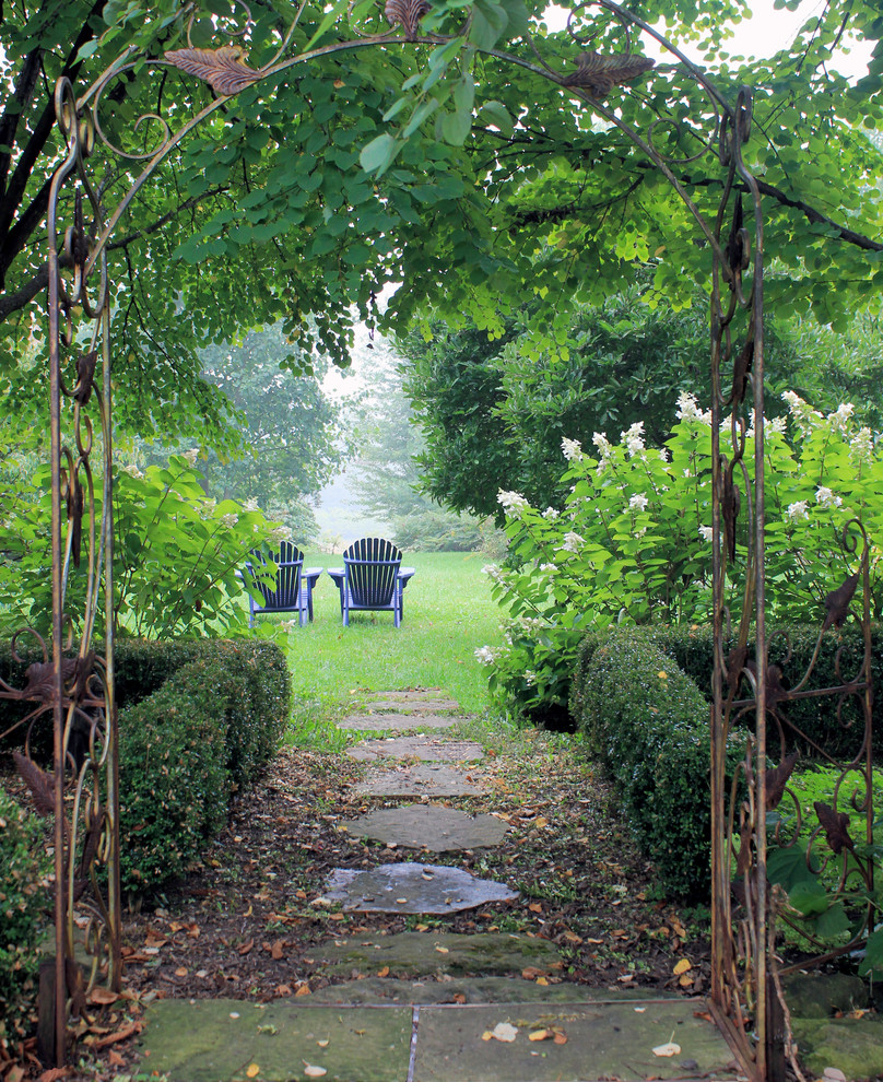 На фото: участок и сад в классическом стиле с покрытием из каменной брусчатки с