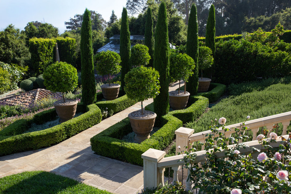 Geometrischer, Geräumiger Mediterraner Garten hinter dem Haus mit Wasserspiel, direkter Sonneneinstrahlung und Natursteinplatten in Santa Barbara