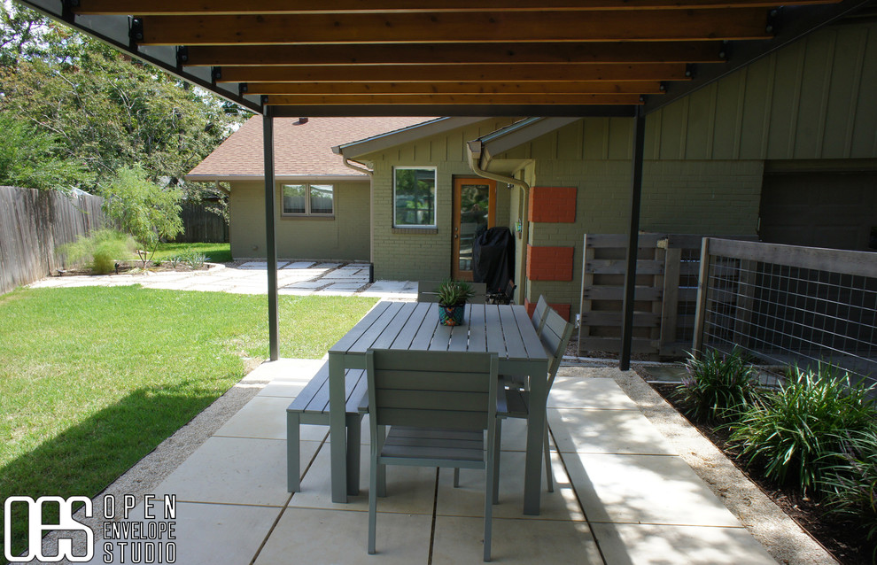 Imagen de jardín moderno de tamaño medio en patio trasero con adoquines de piedra natural y exposición parcial al sol