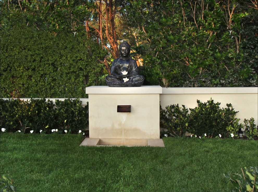 Modelo de jardín contemporáneo grande en primavera en patio trasero con fuente y exposición total al sol