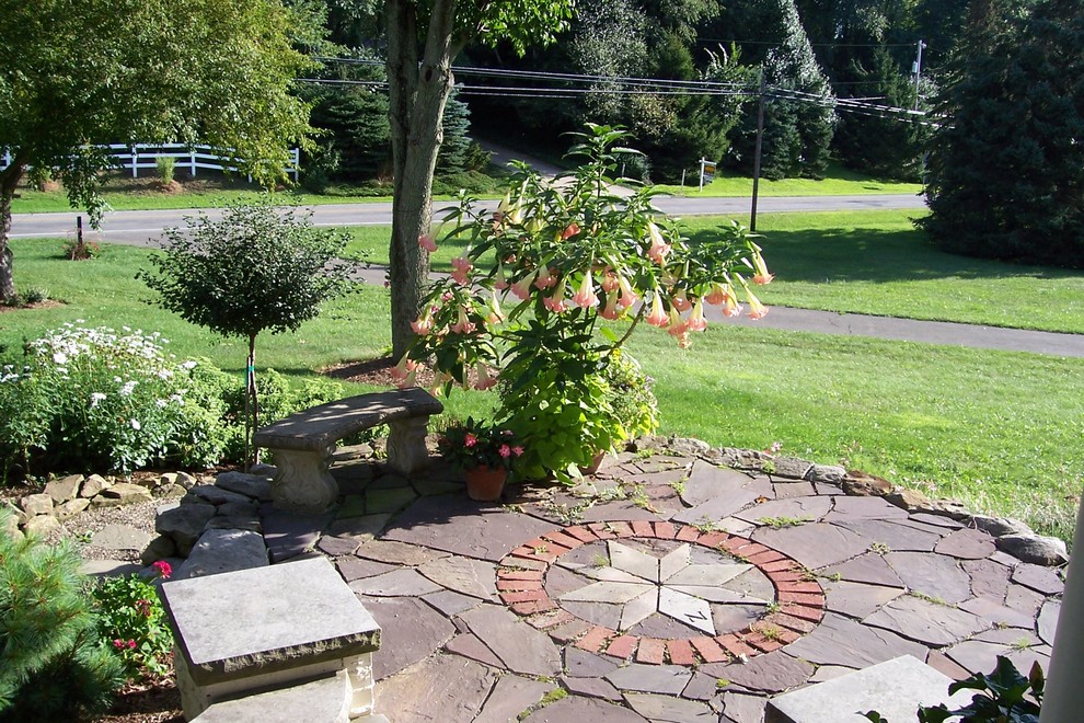 Foto di un giardino tradizionale esposto in pieno sole di medie dimensioni e davanti casa in estate con un ingresso o sentiero e pavimentazioni in pietra naturale