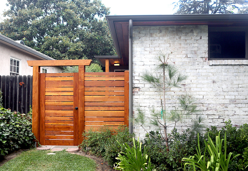 This is an example of a mid-century modern side yard landscaping in Los Angeles.