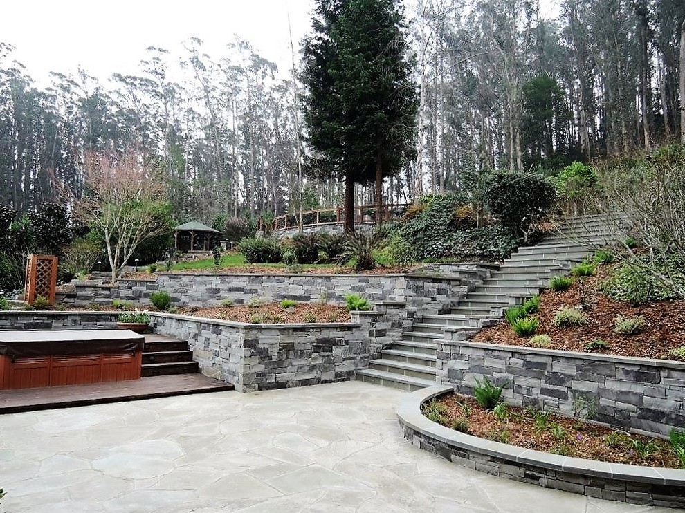Foto di un grande giardino classico dietro casa con pavimentazioni in pietra naturale