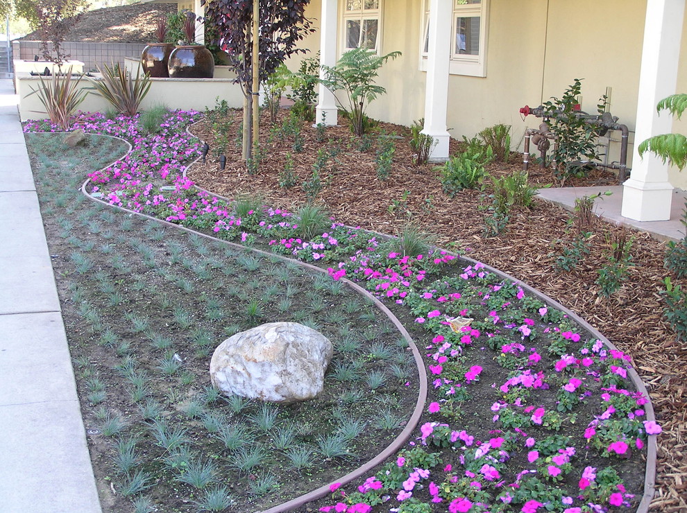 サンタバーバラにあるコンテンポラリースタイルのおしゃれな庭の写真