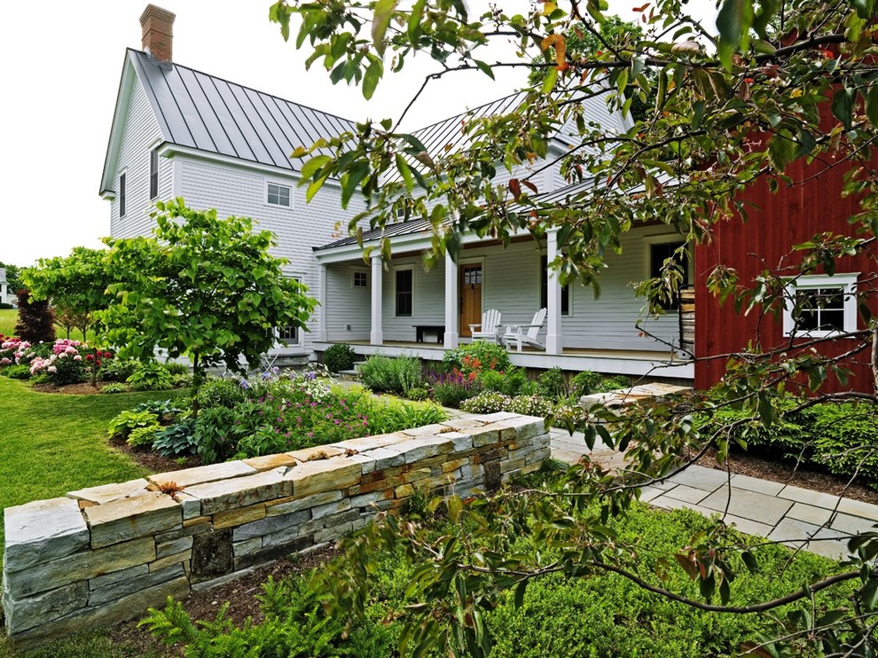 Foto di un giardino chic esposto a mezz'ombra di medie dimensioni e davanti casa con pavimentazioni in pietra naturale