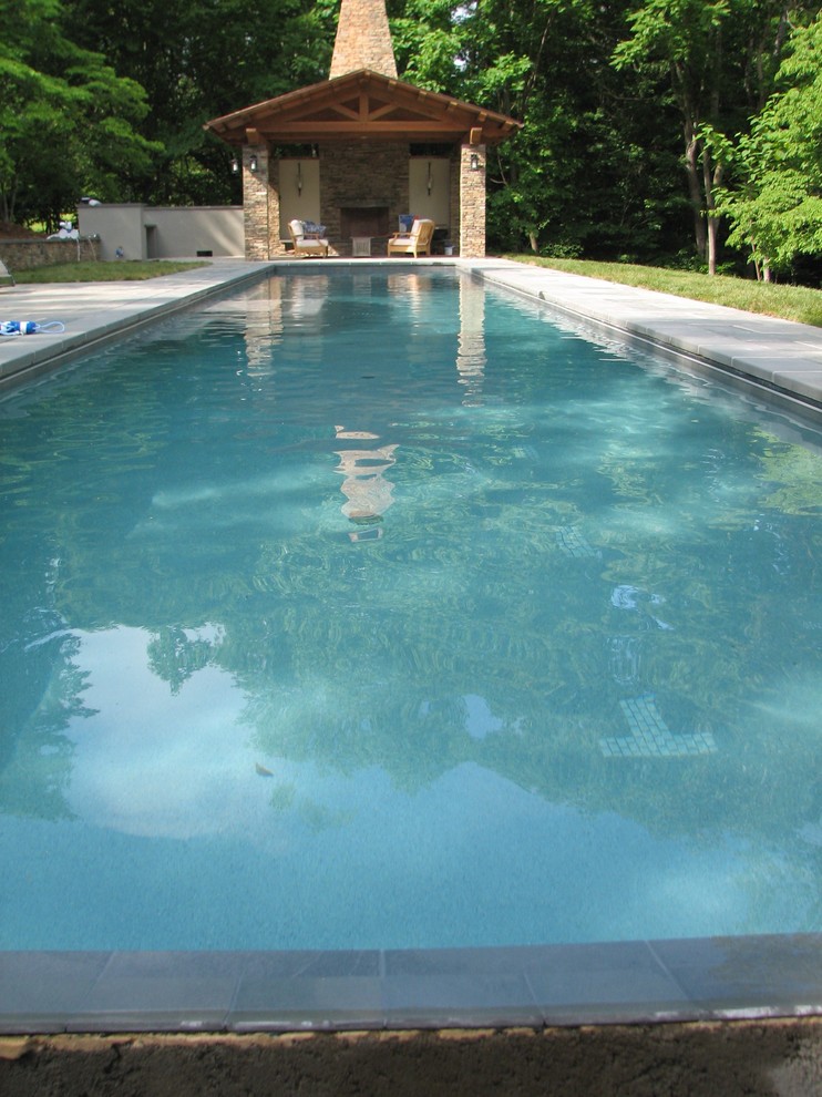Foto di una piscina dietro casa con pedane