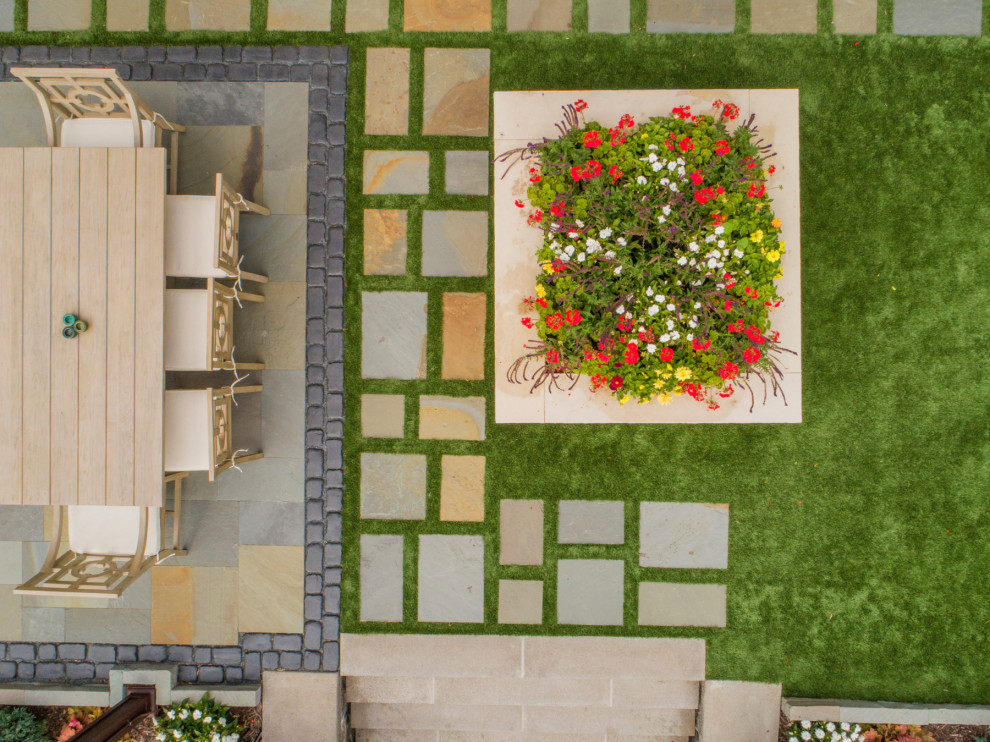 Geometrischer, Kleiner Klassischer Gartenkamin im Sommer, hinter dem Haus mit direkter Sonneneinstrahlung und Natursteinplatten in Sonstige