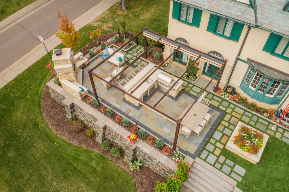 Geometrischer, Kleiner Klassischer Gartenkamin im Sommer, hinter dem Haus mit direkter Sonneneinstrahlung und Natursteinplatten in Sonstige