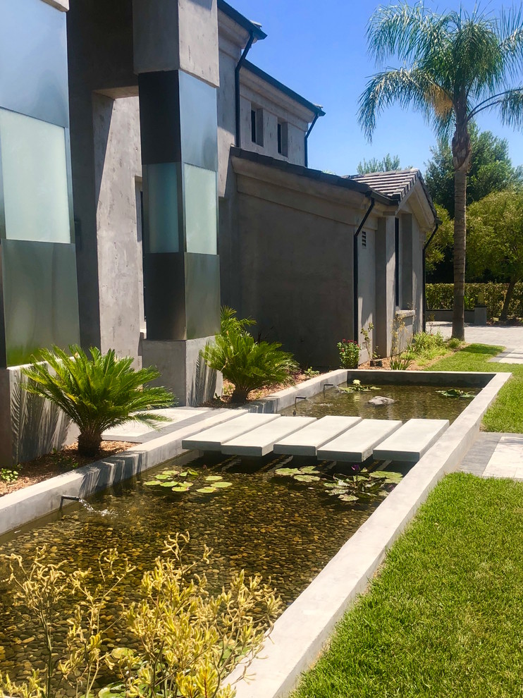 Foto di un grande giardino classico esposto in pieno sole dietro casa in estate con pavimentazioni in pietra naturale