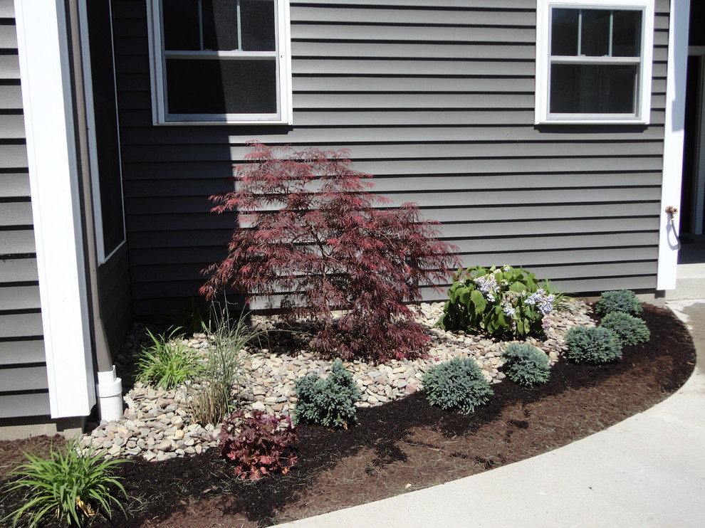Пример оригинального дизайна: регулярный сад среднего размера на переднем дворе в классическом стиле с садовой дорожкой или калиткой, полуденной тенью и мощением тротуарной плиткой