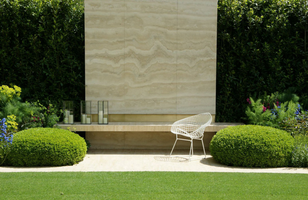 Photo of a contemporary garden in London.