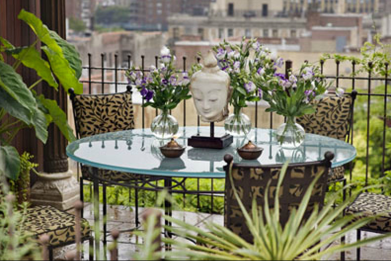 Geräumiger Eklektischer Dachgarten im Sommer mit Kübelpflanzen, direkter Sonneneinstrahlung, Natursteinplatten und Metallzaun in New York