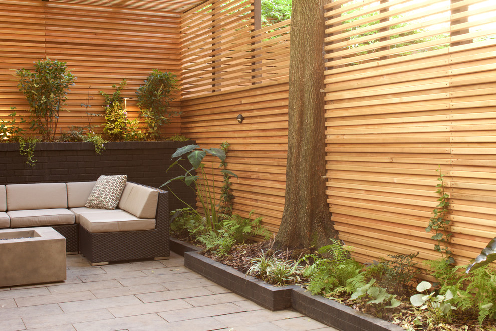 Geometrischer, Mittelgroßer, Halbschattiger Moderner Garten hinter dem Haus mit Natursteinplatten in New York