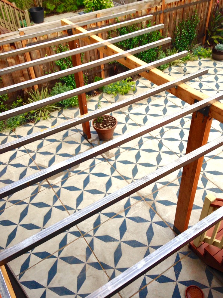 Idee per un piccolo giardino xeriscape tropicale esposto in pieno sole dietro casa in estate con pavimentazioni in cemento
