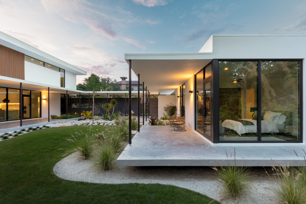 Источник вдохновения для домашнего уюта: большой солнечный участок и сад в стиле модернизм с хорошей освещенностью