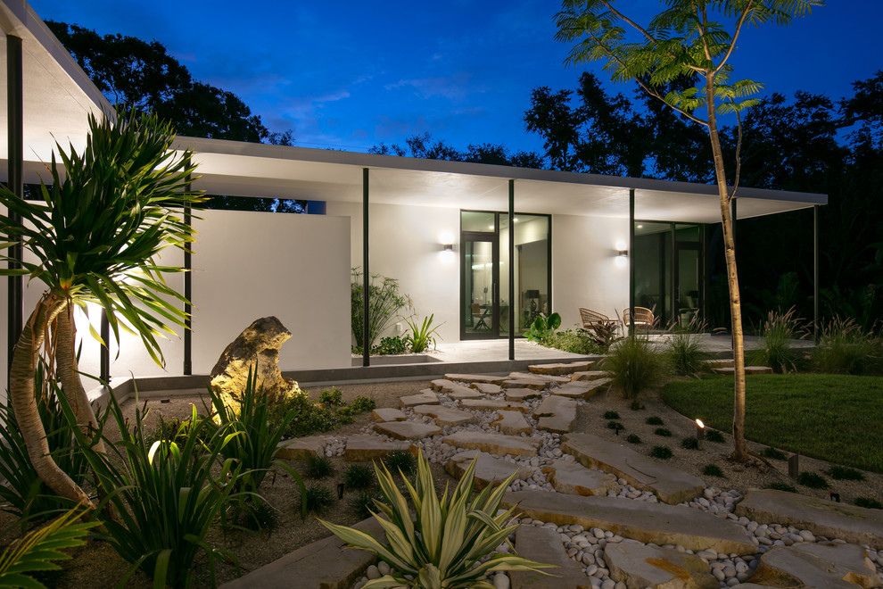 Пример оригинального дизайна: большой солнечный участок и сад в стиле модернизм с хорошей освещенностью