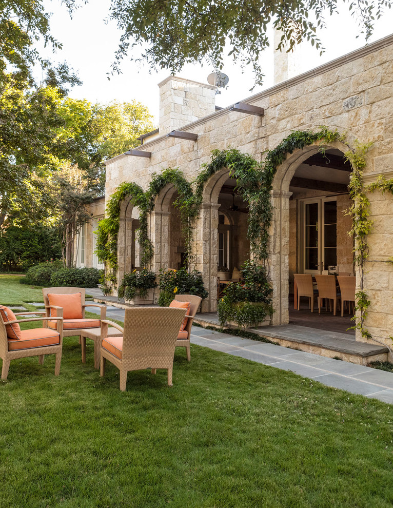 Inspiration for a classic back garden in Dallas.