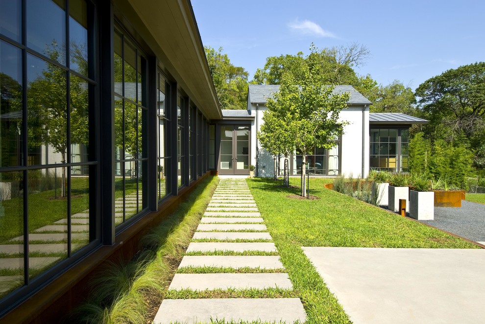 This is an example of a transitional landscaping in Dallas.