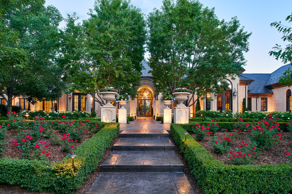 Esempio di un grande giardino formale chic davanti casa con un ingresso o sentiero