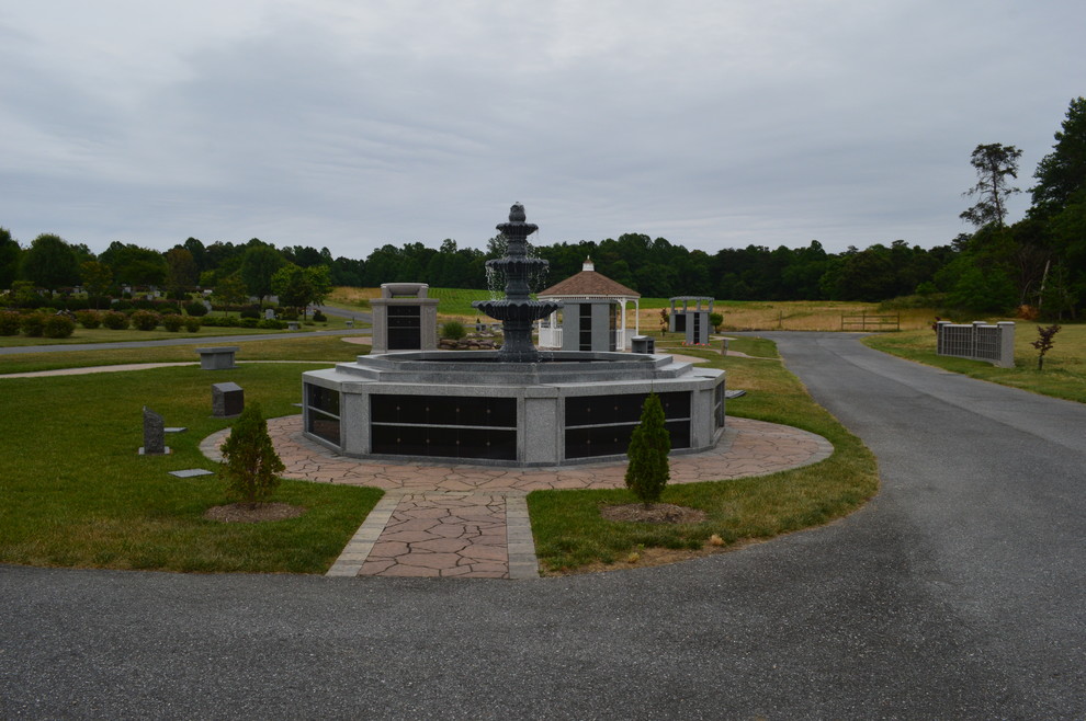 Chesapeake Highlands Memorial Garden - Landscape - DC Metro - by