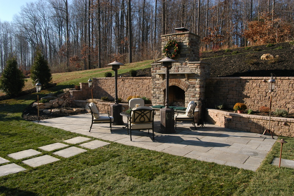 Immagine di un giardino formale stile rurale esposto in pieno sole di medie dimensioni e dietro casa in autunno con un muro di contenimento e pavimentazioni in pietra naturale