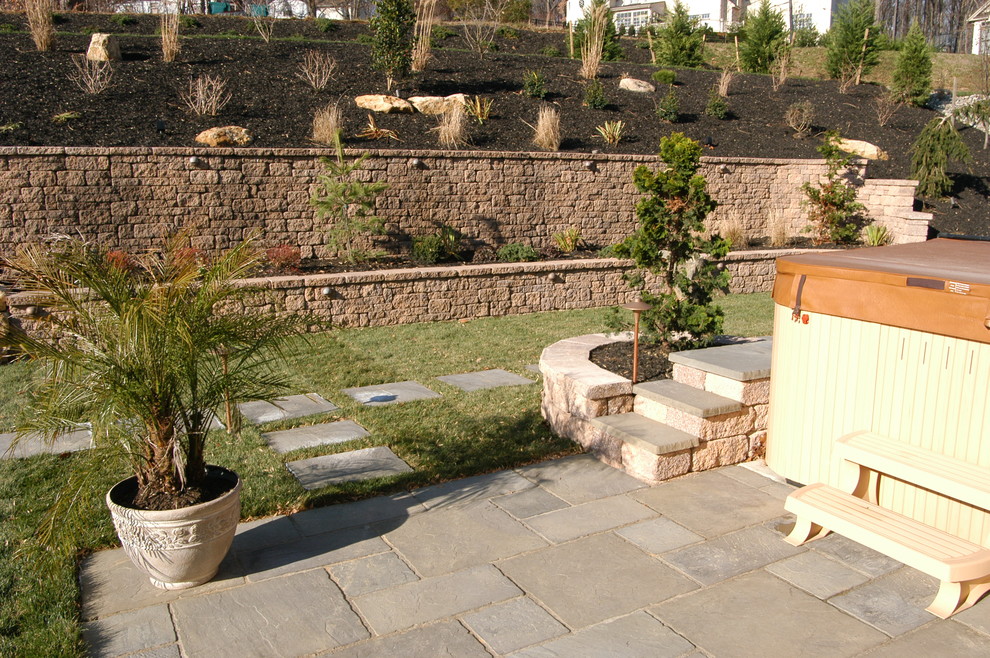 Réalisation d'un jardin à la française arrière chalet de taille moyenne et l'été avec un foyer extérieur, une exposition ensoleillée et des pavés en pierre naturelle.