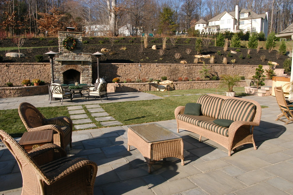 Idee per un giardino formale rustico esposto in pieno sole di medie dimensioni e dietro casa in estate con un focolare e pavimentazioni in pietra naturale