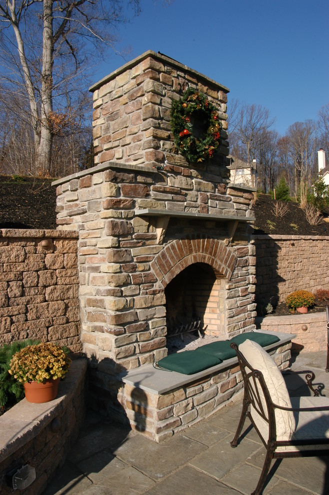 Diseño de patio rural de tamaño medio en patio trasero con brasero y adoquines de piedra natural