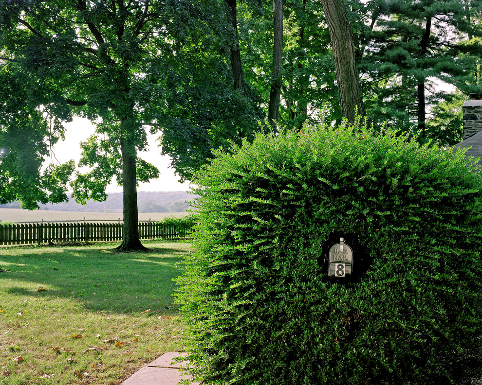 Источник вдохновения для домашнего уюта: участок и сад на переднем дворе в классическом стиле с забором
