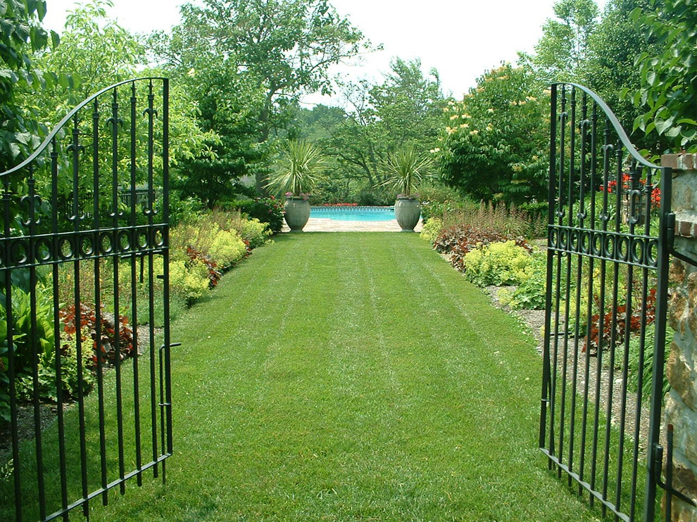Идея дизайна: большой участок и сад на заднем дворе в классическом стиле