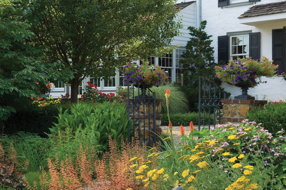 Design ideas for a traditional landscaping in Philadelphia for fall.